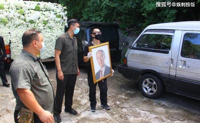 赌王灵柩移送义庄暂存，何猷龙捧亡父遗照，待