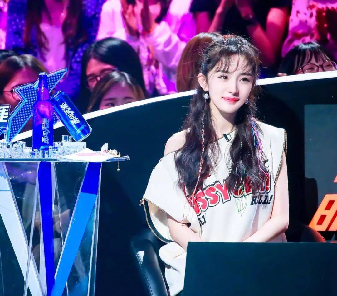 热巴|热巴重回颜值巅峰,剪刘海变身人间芭比,真是换刘海如换脸吗?