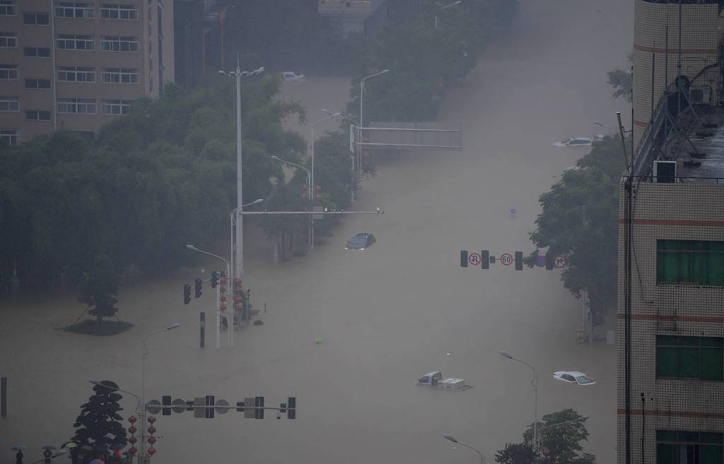 湖北恩施突发特大暴雨 车辆随波逐流