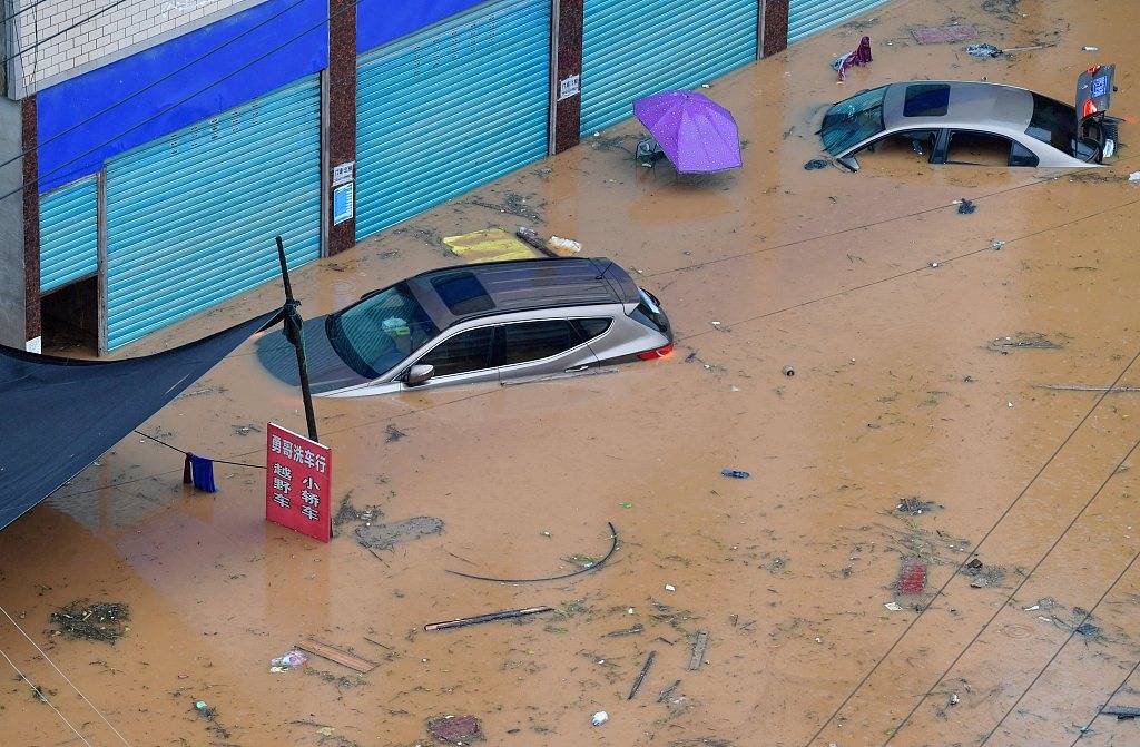 湖北恩施突发特大暴雨 车辆随波逐流-搜狐大视野-搜狐新闻