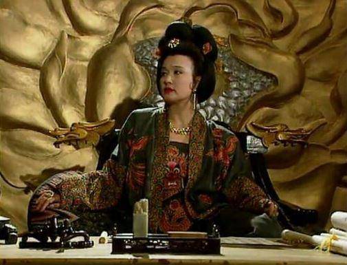 衣服|最美容妃李建群去世,设计的衣服高度还原历史,不愧第一古典美人