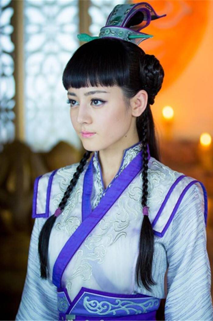 热巴|热巴重回颜值巅峰,剪刘海变身人间芭比,真是换刘海如换脸吗?