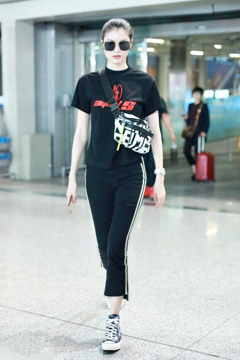 挎包|街拍：包包挎胸前呈现出了时髦范，更添酷炫！超模和女星都这样搭