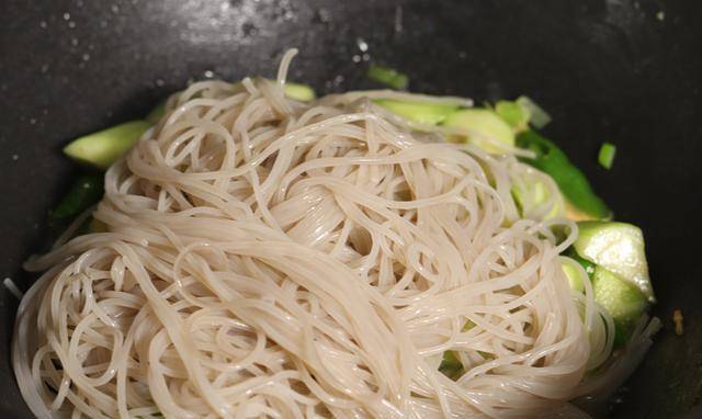 哪些菜适合炖粉条 ee7b837c004647a394f7ef1cedf3e9eb.jpeg