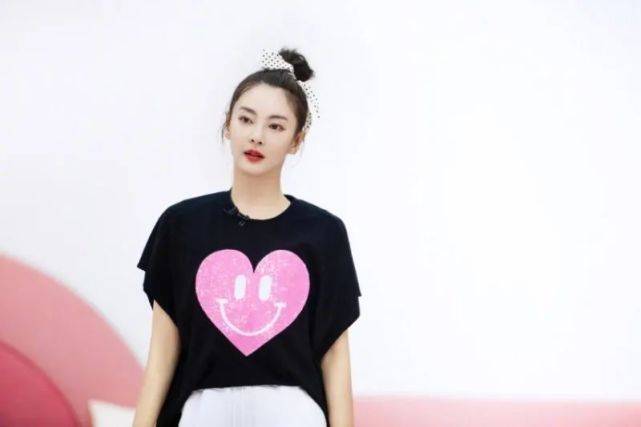 紫色|张雨绮越活越年轻，双马尾辫配紫色T恤少女感十足，不愧女团门面