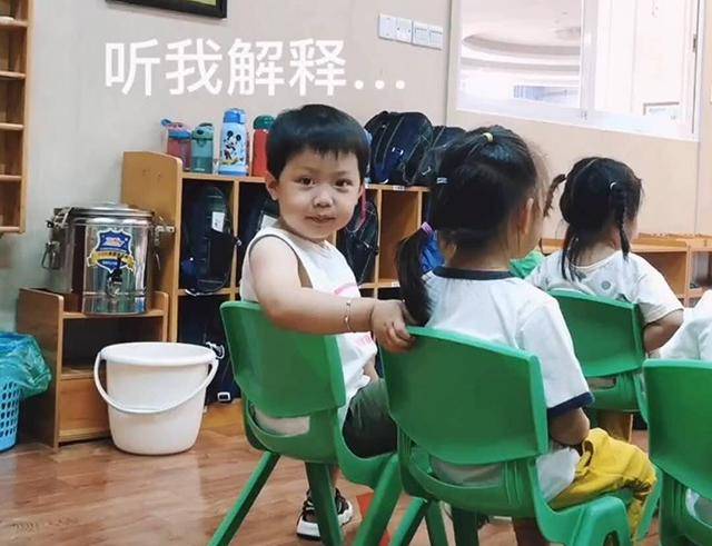 幼儿园课堂上，熊孩子偷偷搂抱女同学，被老师发现后“羞涩”模样萌翻了