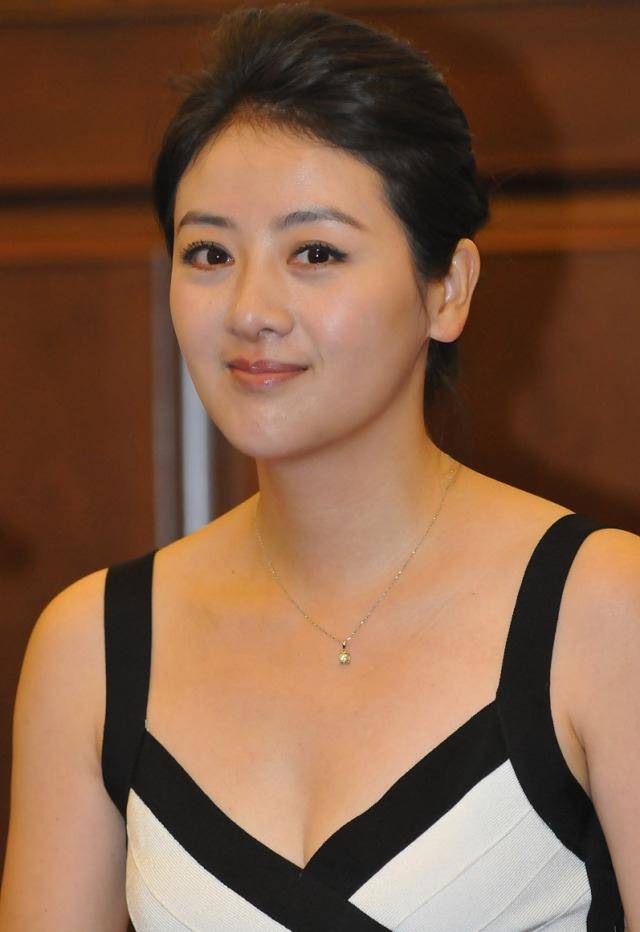原创演员小李琳气质真好,穿黑白拼色吊带礼服,优雅高贵!