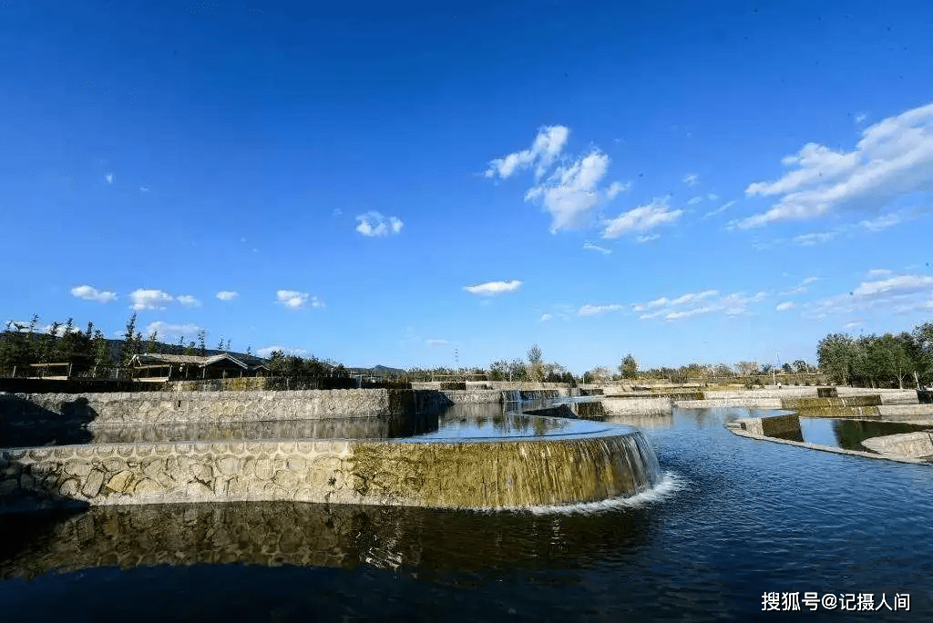 2.昌平滨河森林公园地址:北京市昌平区定泗路似乎总也走不到边际似的.