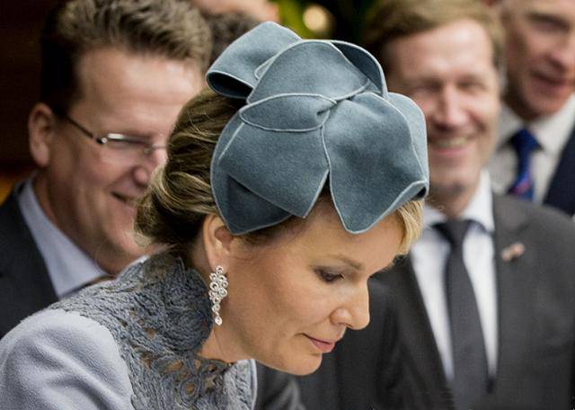 着装|比利时王后爱大红大绿，着装大气华丽，却爱戴借来的珠宝？