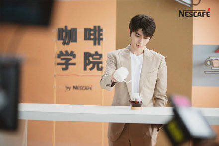 消息资讯|高考后，00后消费暴涨，洁面仪“鼻祖”科莱丽黯然收场| 一周时尚大事件