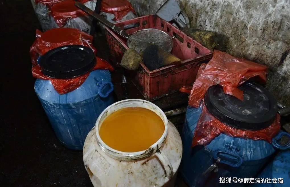 小龙坎制售2吨地沟油辣条竟是大妈用脚踩出来的.网友