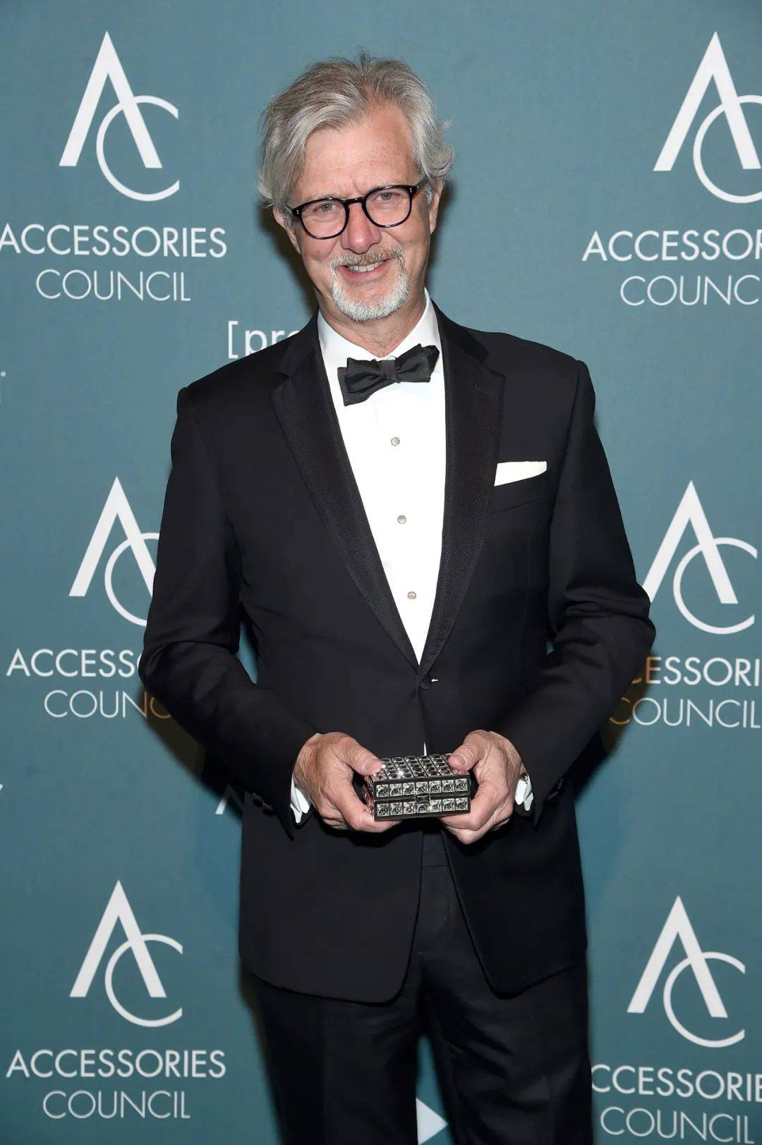 疫情之后，年入40万的金融男没衣服穿了