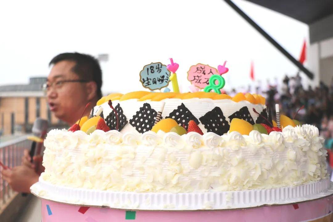 家长们则为每个班准备了生日蛋糕,在父母,师长的见证和祝福下,同学们