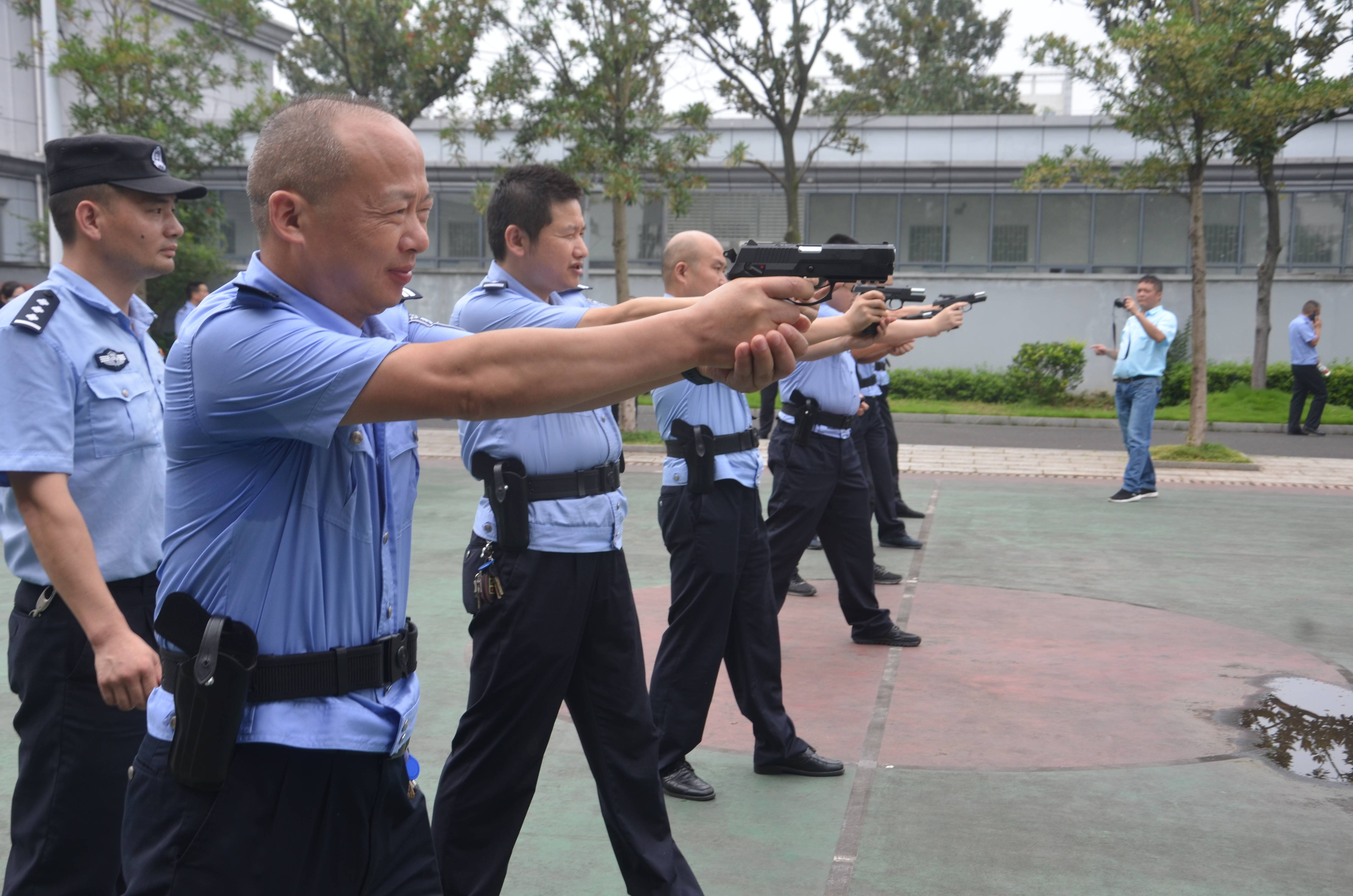 常德经开区公安局开展空枪模拟射击训练