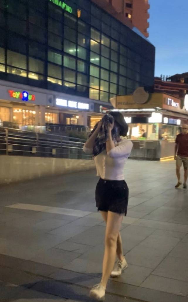 曲线|路人街头偶遇许晴,完美诠释S型曲线美人,51岁的状态让人羡慕