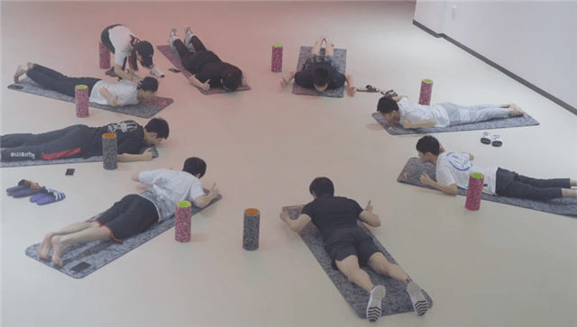 选手|TES体能训练视频公开，看到阿水穿的衣服粉丝酸了，这排面也太大了