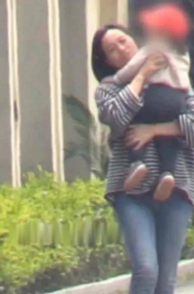 朱丹挺四个月孕肚抱女儿出街，素面朝天身材臃