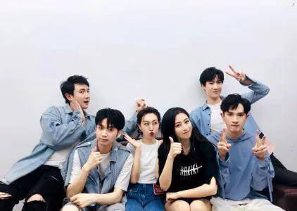 风头|原创《站稳了朋友》没站稳？风头都被两位领队抢走了，沈腾长在笑点上