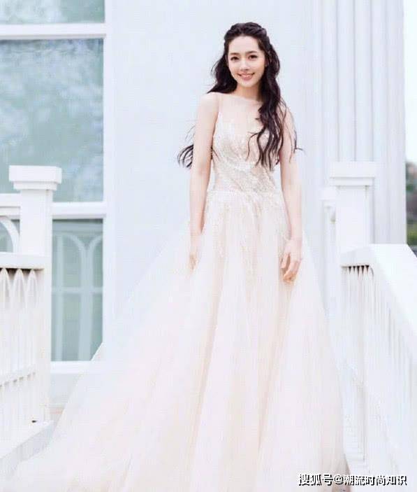 长发|被郭碧婷美到了！一头波浪长发搭配白蕾丝裙，美得让人挪不开眼