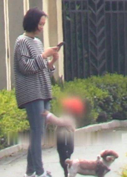 朱丹素颜出街挺孕肚还要带娃遛狗,不见周一围陪伴