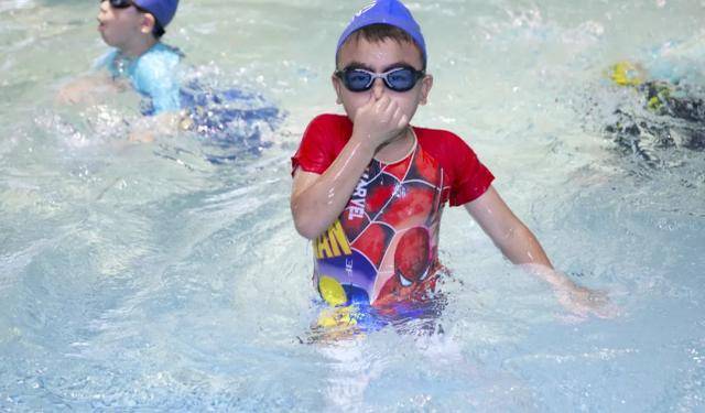 教会小业主们学会游泳的傍身技能,更是为了让他们收获一个难忘的童年