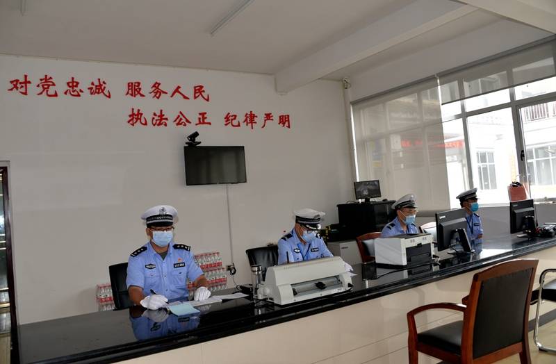 省道s306柳叶湖交通安全执法服务站民警正在工作