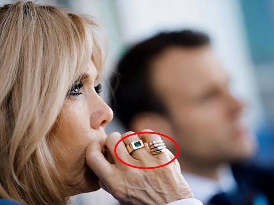 包秀大|67岁布里吉特放飞自我，拿名包秀大钻戒，没了教师身份更加洒脱！