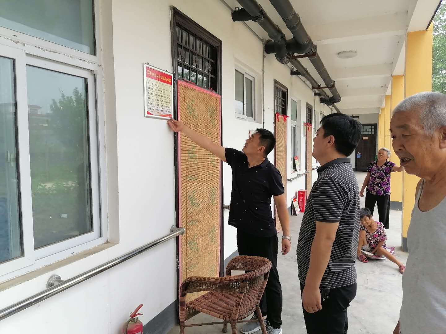 张得镇副镇长刘向军在重度残疾人托养中心查看制度建设和托养情况