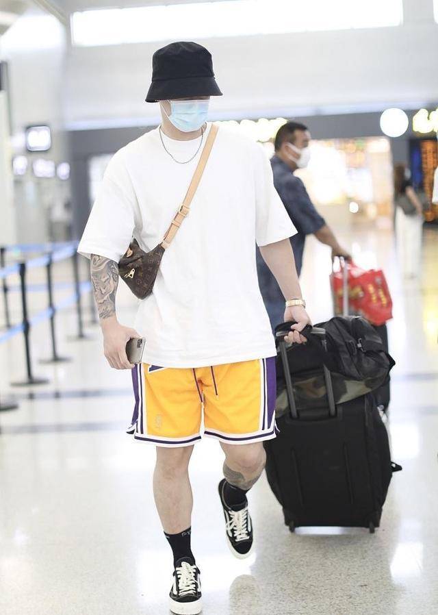 机场|原创蒋劲夫近照曝光，独自现身机场，戴耳钉项链穿扮嘻哈，纹身抢镜