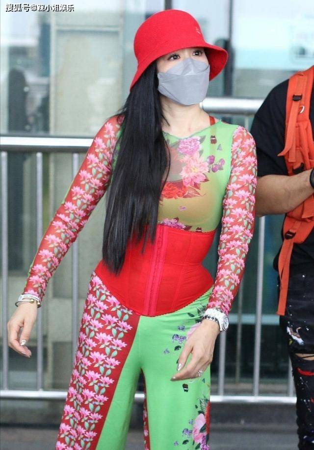 束腰带|钟丽缇快50了还这么招摇，穿绿红套装出行，用束腰带硬勒出巴掌腰