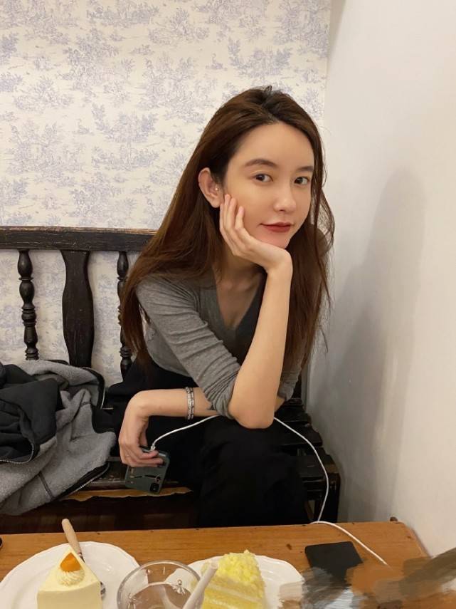 蒋凡|真没怀孕!张大奕晒照特意掀衣露肚,秀好身材隔空PK董花花