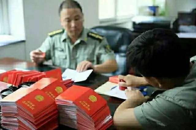 如果成绩，身体和年龄条件都符合军校的填报标准的话，最后一个需要注意的就是政审条件了