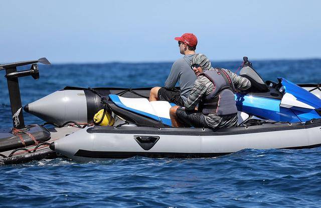 扎克伯格|扎克伯格踩8万冲浪板度假,为防晒涂成唱戏大白脸,还梳滑稽小辫