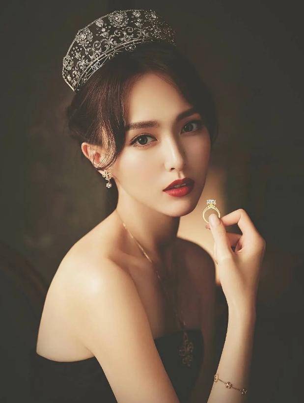 范爷|代言珠宝范爷霸气外露，李宇春英气十足，唯独她贵气满满