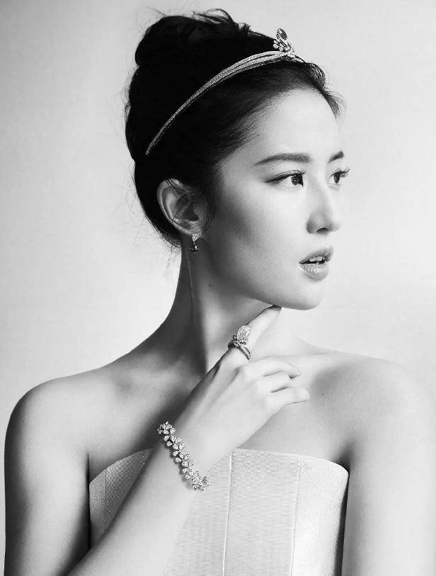 范爷|代言珠宝范爷霸气外露，李宇春英气十足，唯独她贵气满满