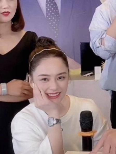 路人|钟欣潼离婚后和路人合影曝光，身材发福比路人还胖，放飞自我了