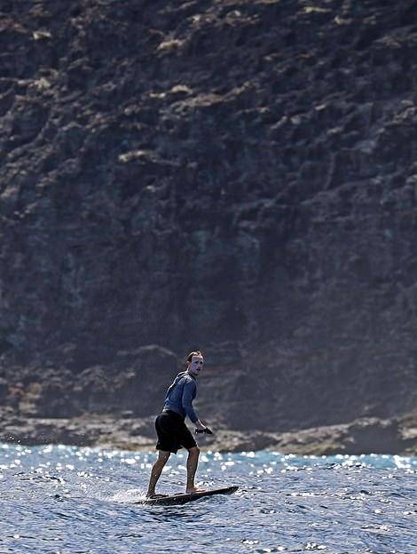 扎克伯格|扎克伯格踩8万冲浪板度假,为防晒涂成唱戏大白脸,还梳滑稽小辫