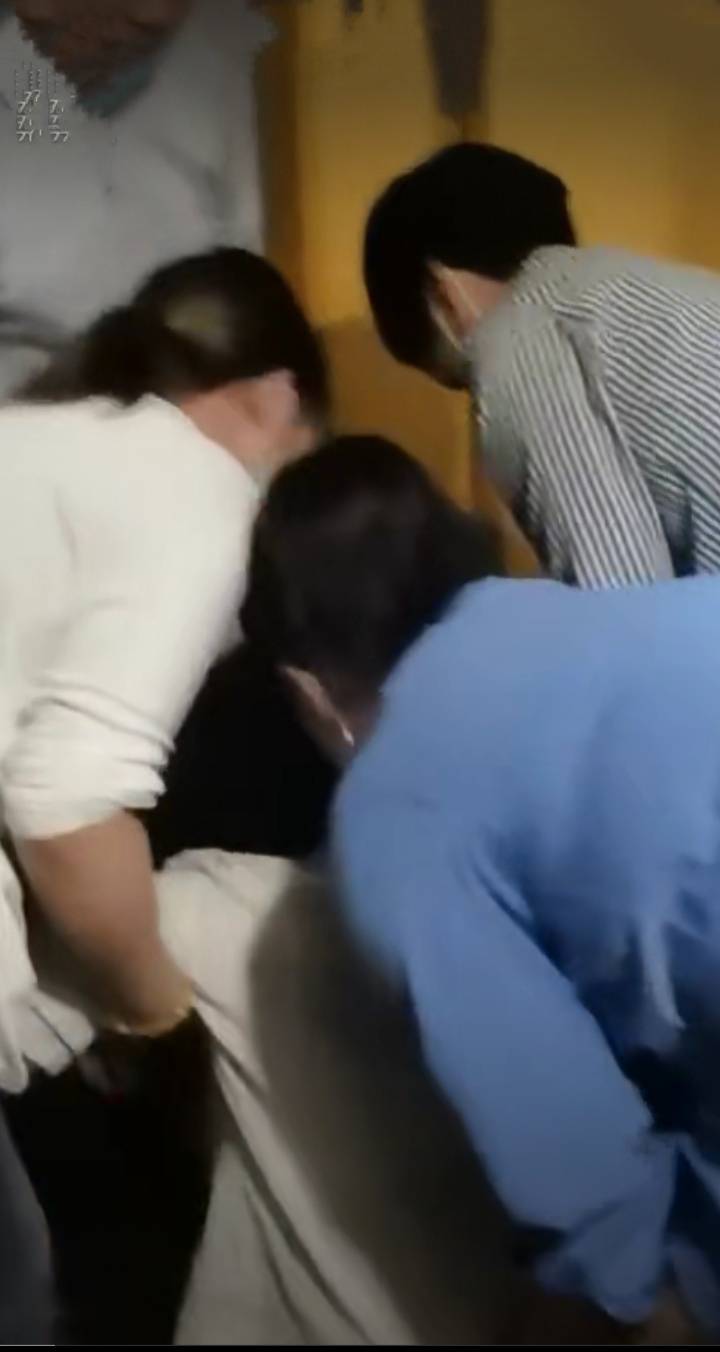原创三代单传！6岁男孩游泳馆内上课溺亡。家长：挣扎了10分钟没人发现