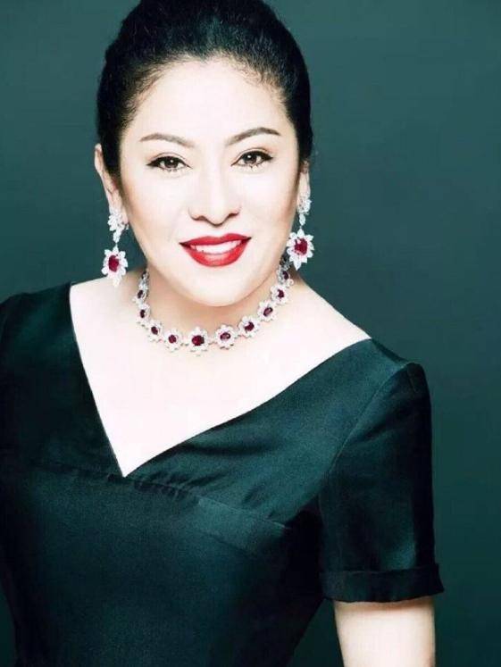 郭碧婷|向太宣布儿媳郭碧婷怀孕，珠宝满身很是富贵，却被嘲瞎晒？