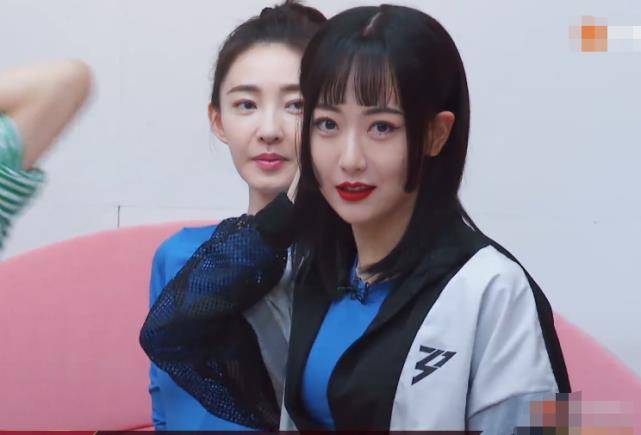白冰特意扮的"公主切"造型,谁注意宁静的反应?被眼神伤害到了