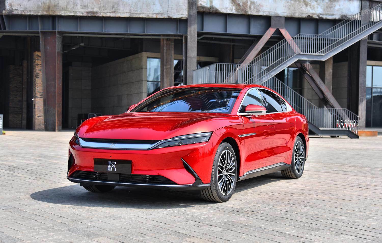 比亚迪汉|比亚迪汉和小鹏P7，谁才是特斯拉的“备胎”？