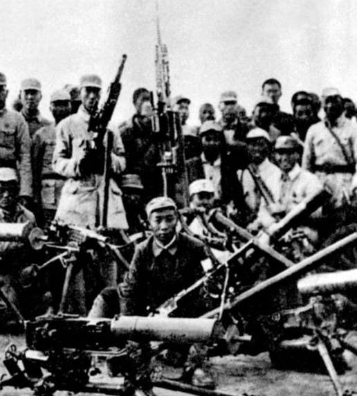 小时候王克勤家境贫寒,经常被地主剥削,1941年的时候国民党抓壮丁