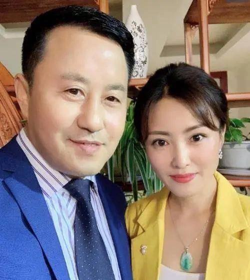 55岁"王长贵"晒自拍,油头粉面似小鲜肉,小19岁娇妻意外入境