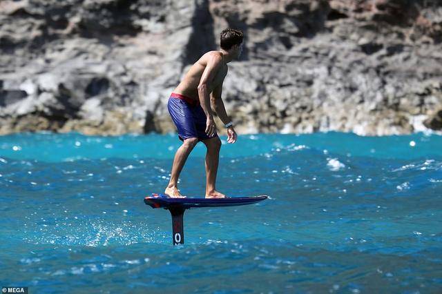 防晒霜|连帽衫加巨量防晒，小扎到底多怕晒？网友下场斗图，被防晒霜毁了的IT精英