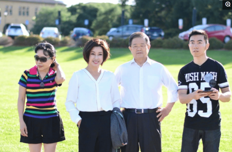 知性|刘晓庆晒出老公合照，打扮知性修了图像两代人，但衰老已成事实！