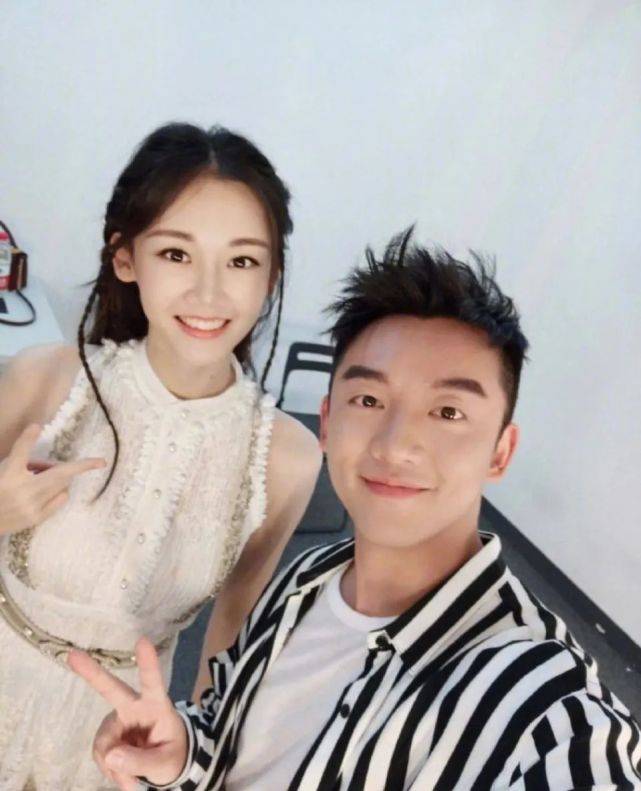 郑恺苗|郑恺苗苗婚后合体现身,老婆穿抹胸裙配珠宝像贵妇,挺孕肚也惊艳