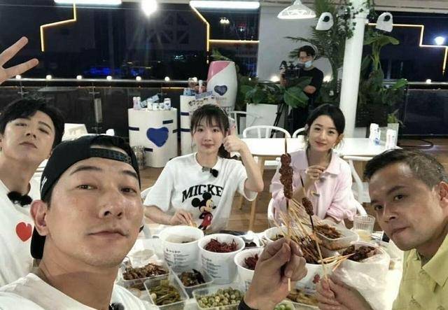 赵丽颖|原创赵丽颖、杨超越、李浩菲等人同框比美，颖宝气质温柔如沐春风