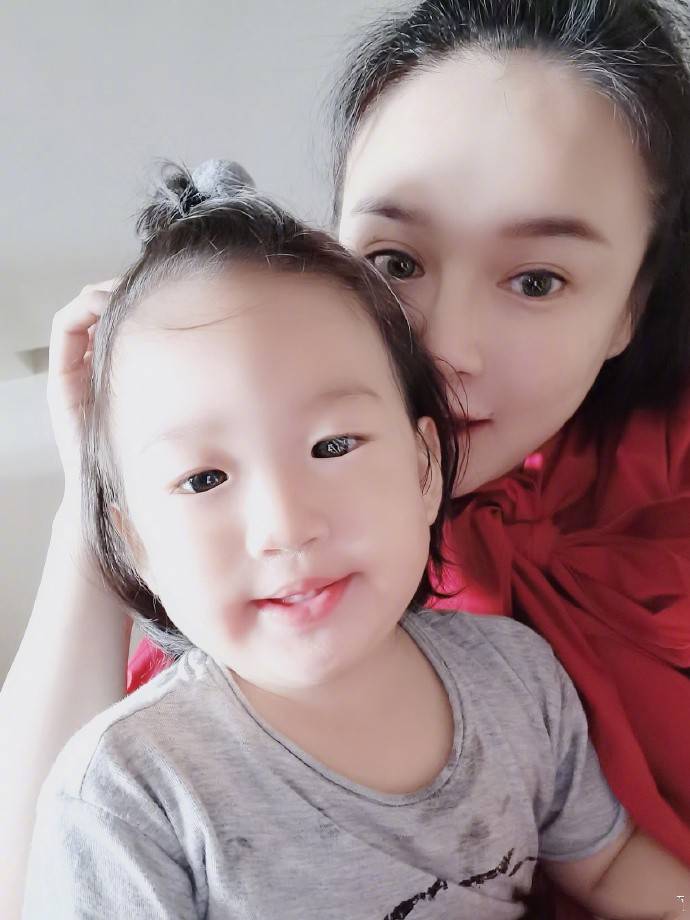 原创太想要个女儿了，邹市明娇妻把儿子当女孩养，网友认为做法不当