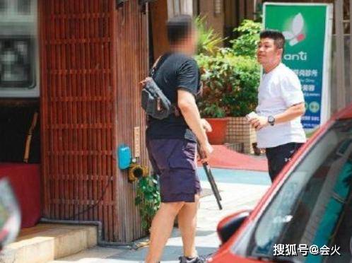 黑衣|原创男星当街被黑衣男威胁追债,为还4千万赌债卖掉爸妈房子妻离子散