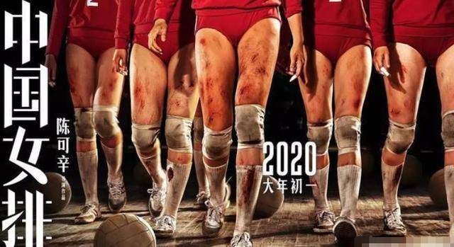 55岁巩俐穿着性感，与71岁丈夫十指紧扣，二人同